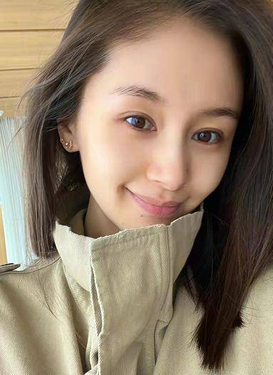 画面中,王子文素颜出镜,虽然已经35岁的年纪,但看得出来,她的皮肤状态