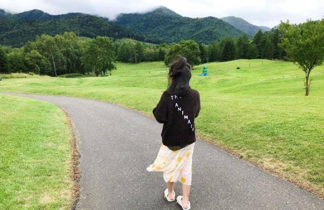 9岁"小明兰"太可爱,颜值5年没变身高没见长,衣品穿搭却忒养眼_刘楚恬