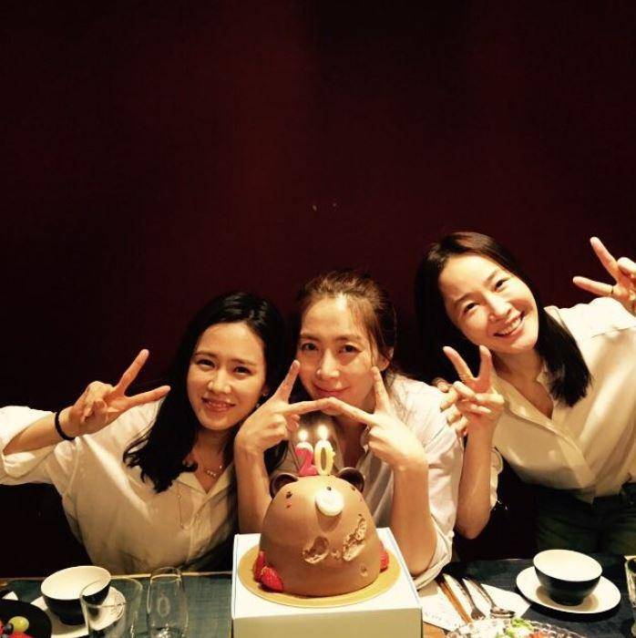 有趣的是,宋允儿不仅跟宋慧乔是闺蜜,她同样也是孙艺真的闺蜜,孙艺真