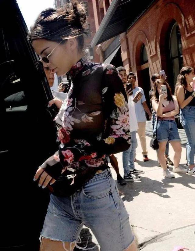 詹娜穿"大尿布"走秀,逛街几乎全裸,a4腰丰满,布克爱他_身材_西蒙斯