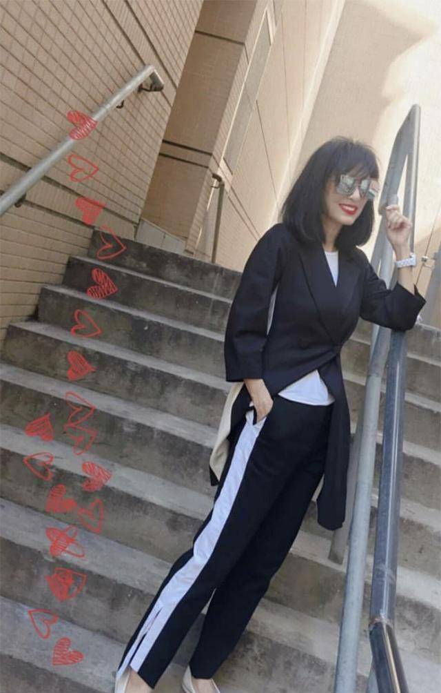 63岁米雪换发型更年轻!