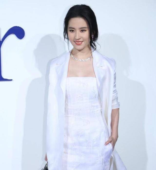 34岁刘亦菲依然"仙气飘飘",穿白裙出席活动,轻松成全场焦点_外套_西服
