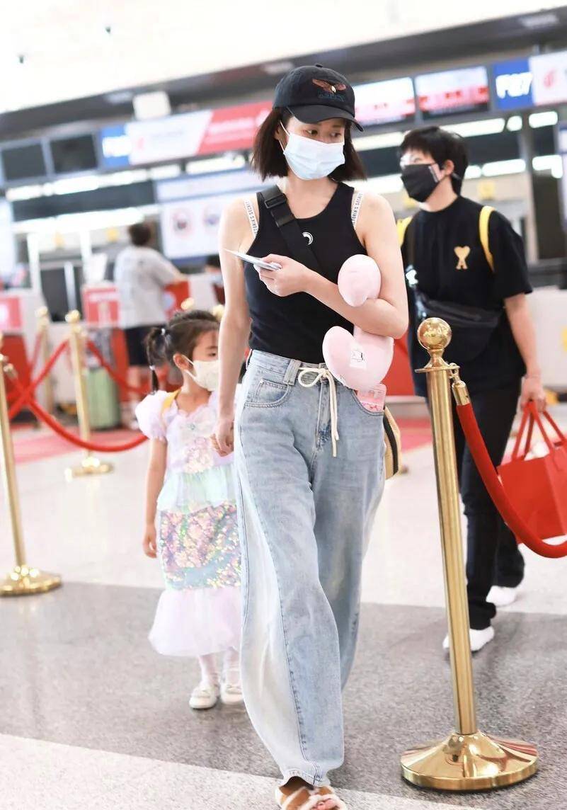 颖儿母女手牵手现身机场,5岁小月亮甜美可爱,穿亮片裙宛如美人鱼