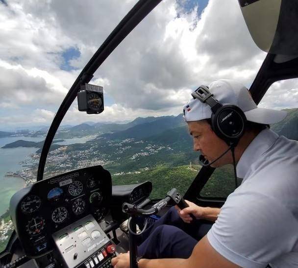 54岁御用飞虎王敏德花2年时间考取执照,毅力惊人因自小备受白眼_直升