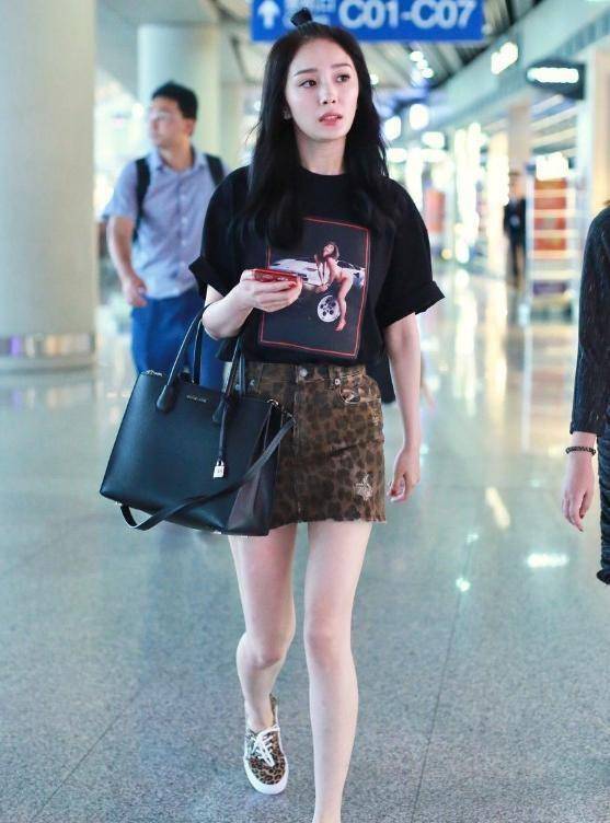 杨幂真不适合扮嫩了,穿露脐装被勒出赘肉,短裙撑出褶皱感_少女_肚子
