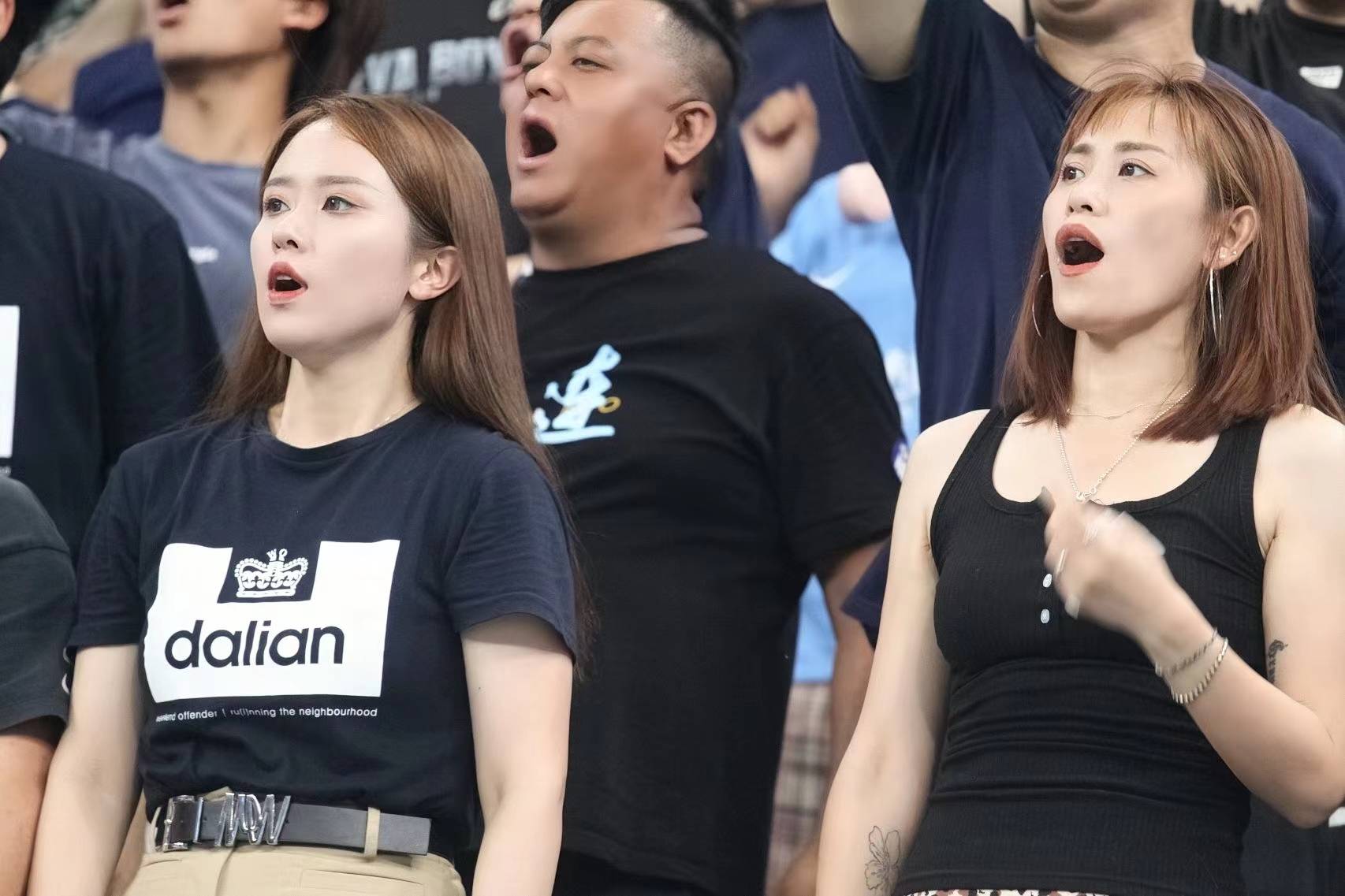 中超大连人vs长春亚泰看台掠影,你们期盼已久的美女图片来了!