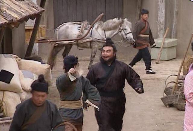 央视三国演义中,张飞把猪肉吊在井里,是何原因?_关羽_井水_磨盘