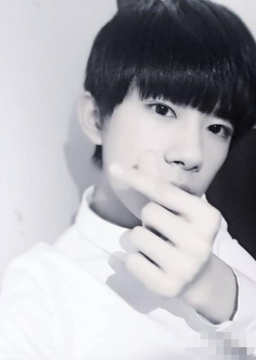 tfboys组合比心过春节,王源精灵古怪,千玺高冷帅气,王俊凯惊吓_姿势