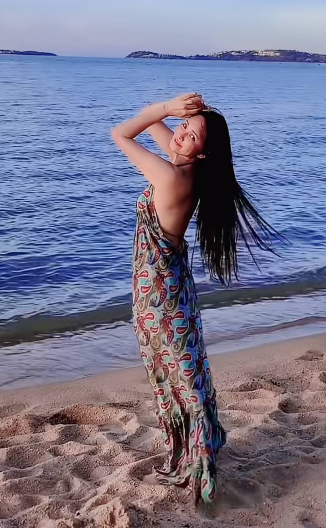 伊能静带儿女游泰国,21岁儿子挑战泳装,穿高叉裙秀美腿身材好辣_哈利