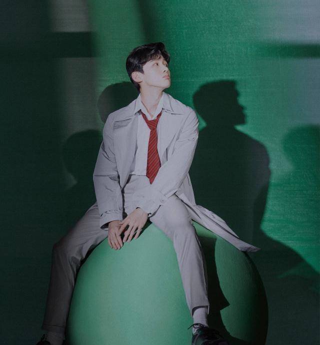 白敬亭换风格了?不过是搭了一件皮衣,竟然这么a,男友力max!