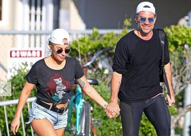 ladygaga和男友出街网友:这条紧身裤真的辣眼睛_小姐_嘎嘎_运动