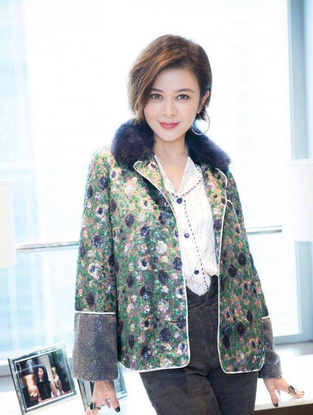 56岁关之琳太会穿了!