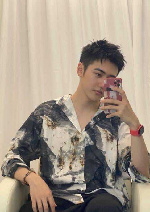 r1se组合正式解散后,焉栩嘉首次晒出短发照,大方和粉丝分享伤情_的