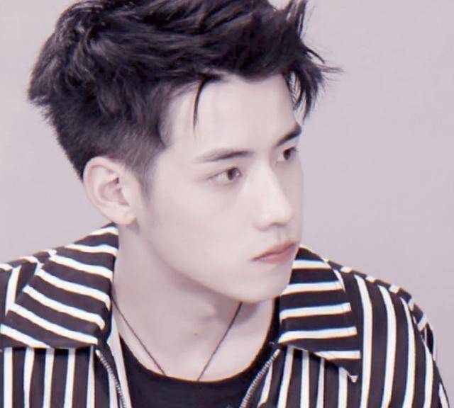 任豪1994年出生于四川,小时候他就有了做明星的想法,并且一直在寻找