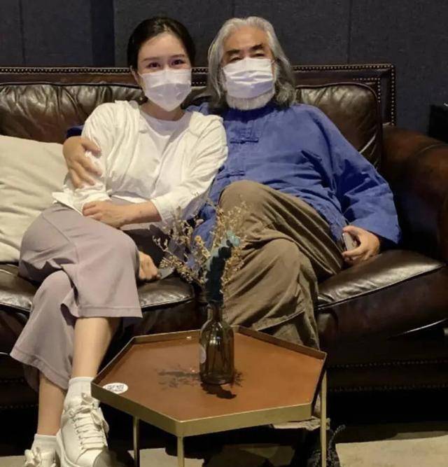 69岁张纪中一家五口合照曝光,画面非常温馨,别墅阳台尽显奢华_妻子