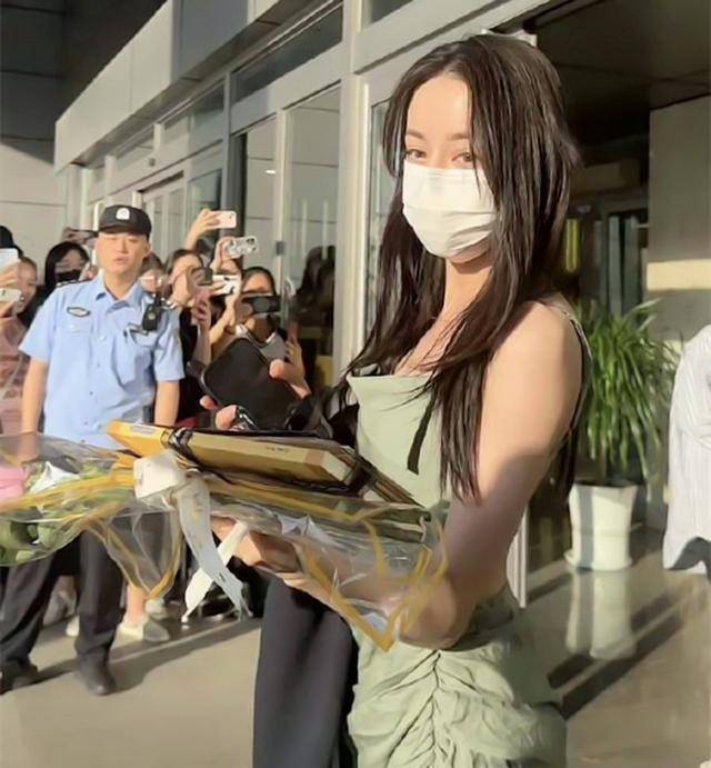 捂胸事件还没完,迪丽热巴又穿露背装,网友群嘲"快把背捂好了"_因为_好