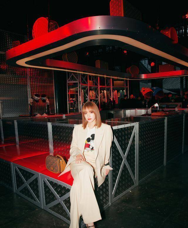 167cm程潇和169cm宋妍霏,同是成套的西装造型,不是腿长就能赢!