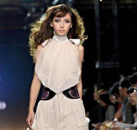 angelababy出道早期照片,表情呆滞,土味浓妆,t台走秀不忍看!