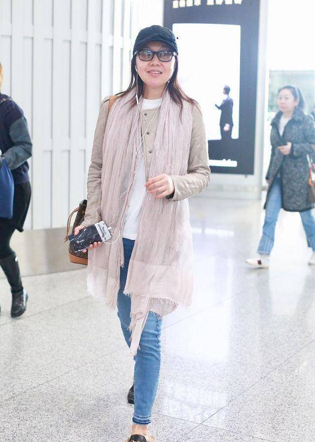 48岁闫妮胖到被"群嘲",素颜现身机场后,神似路人毫无明星气质_霍思燕