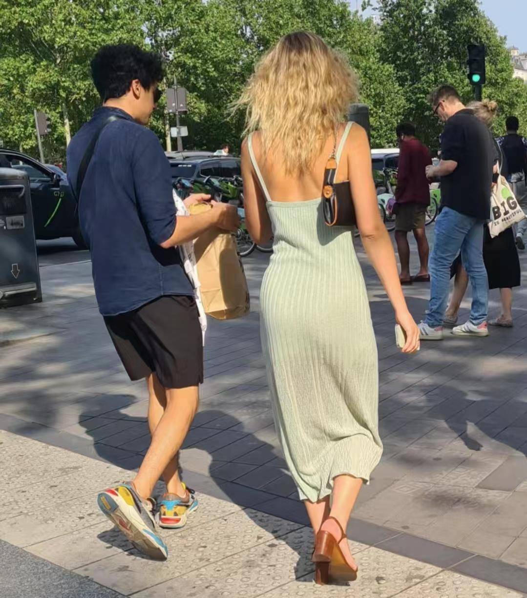 国外女人最爱这5件衣服,优雅迷人又气质,基础款穿出高级感_外国_时尚