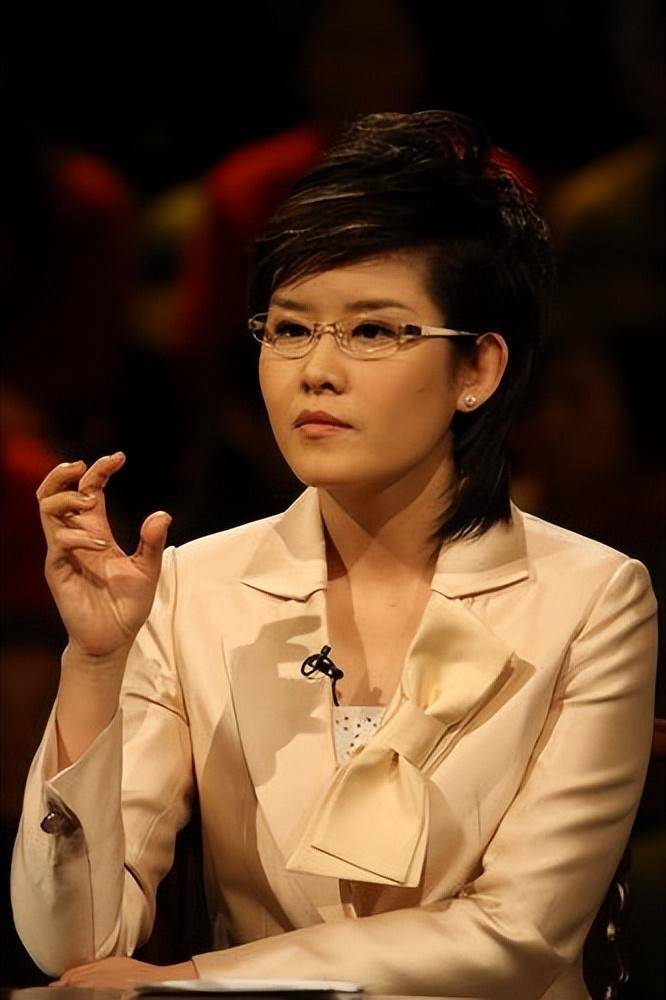 这位毕业于中国传媒大学的"女王宁",现在就职于电视新闻频道.