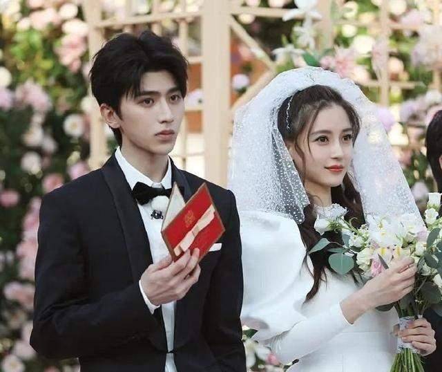 angelababy闺蜜意外晒出与蔡徐坤度假照片,被传恋情,黄旭熙辟谣_网友