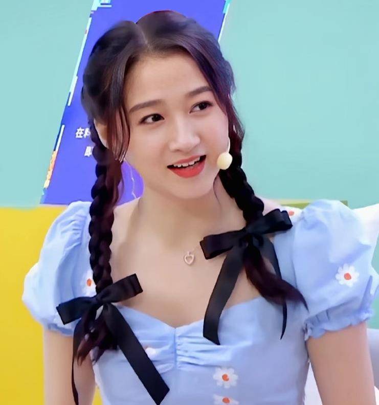 关晓彤夏日双麻花辫出镜,蓝色短裙甜美可爱,笑起来太像小时候了_宠物