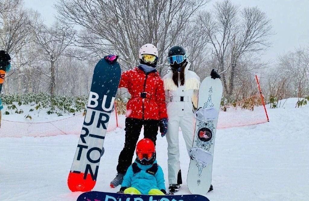 angelababy首次晒儿子滑雪照,2岁小海绵穿滑雪服,比妈妈还抢镜_外套