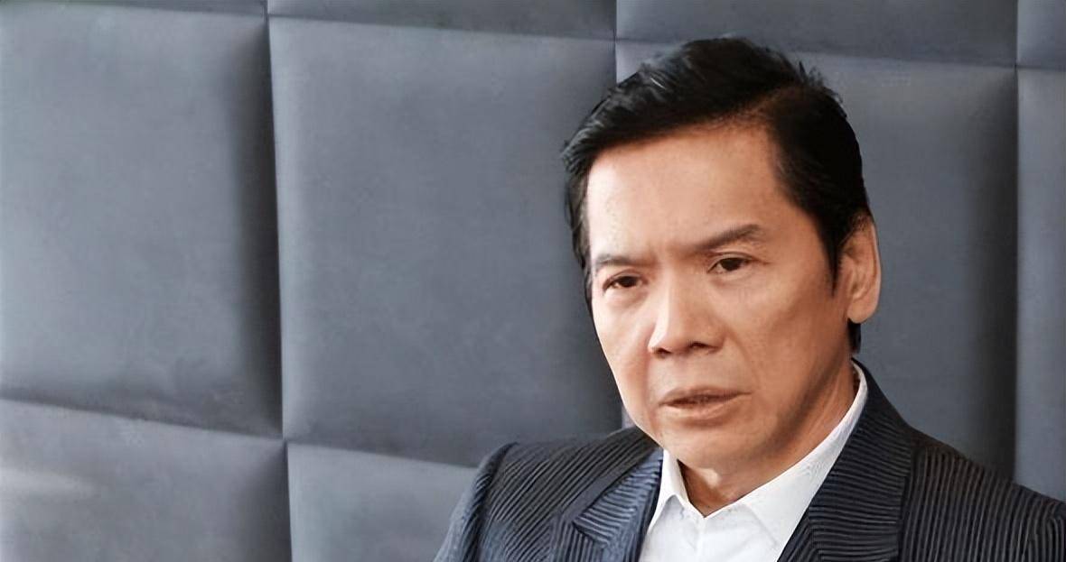 向华强向太带着孙子去游乐场,对小蛋蛋疼爱不已,郭美女是家族名人吗?