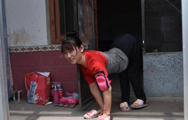 山东美女主播"爬行"生活36年,24岁嫁46岁男人,现在活成这样_董明英