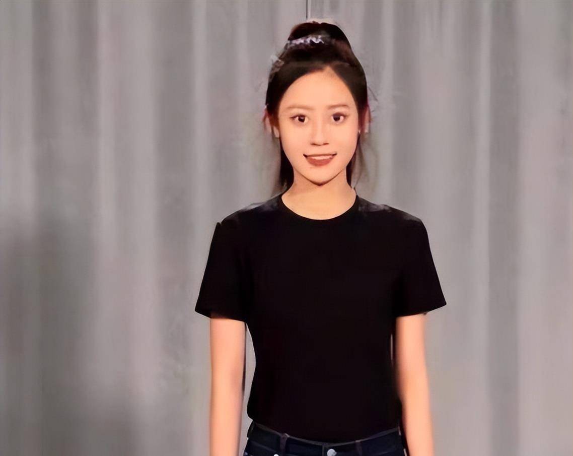 宋晓峰女儿放暑假回家,与父亲出门逛街,网友:这也能上北电?