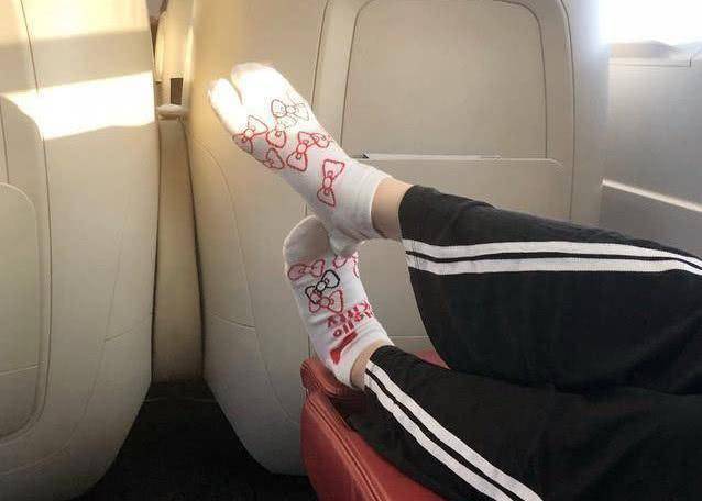 许晴在高铁上睡觉,用袜子遮眼睛_网友_女神_白富美