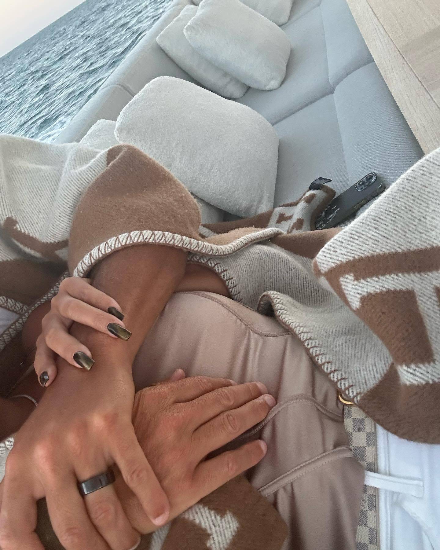 穿低胸装闪耀欢迎仪式,身材火辣不输c罗女友_乔治娜_安东尼亚_安妞