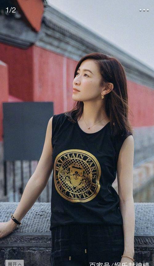 43岁佘诗曼机场未p照,淡妆好甜好少女,这表情简直刘嘉玲本玲!