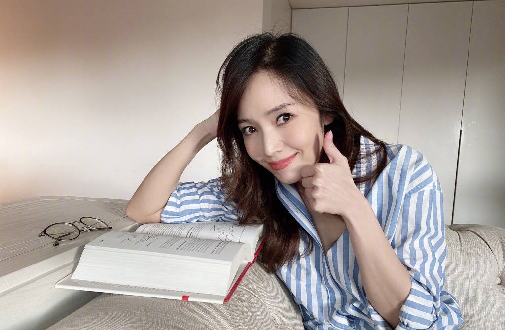 周杰伦没有到场领奖,陶晶莹鼓励落选男歌手亲吻侯佩岑,只有陈奕迅保持