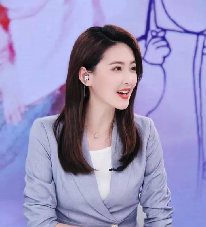 央视主持的颜值担当,有颜又有才,网友:不愧是新一代的央视女神_李丹