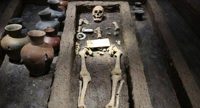 山东挖出一座史前遗址,尸骨身高颠覆认知,原始人难道比现代人高_人类