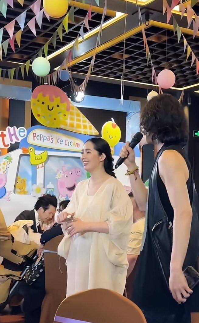 看了郭碧婷儿子周岁宴,原来有钱人的喜宴也吃皮蛋和4_美女_向佐_向