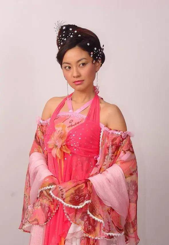 衣服外穿,超短裙露脐装,这部早期古装剧的时尚,真让人大开眼界_公主