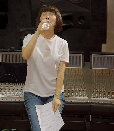 陈红:沉寂多年终复出,新歌mv中皮肤松弛显老态52岁竟撞脸归亚蕾_歌坛