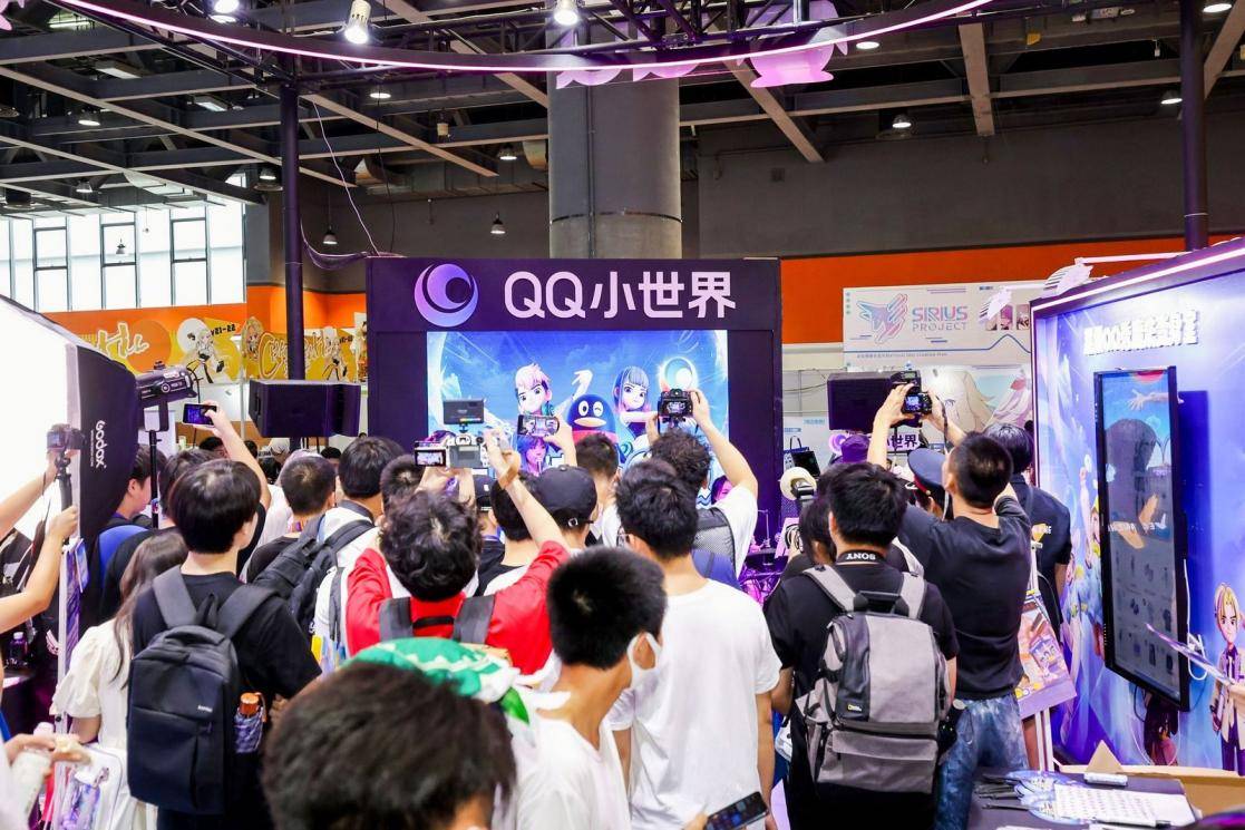QQ携各路二次元勇者齐聚广州萤火虫漫展，竟遭网红蛙挑战！