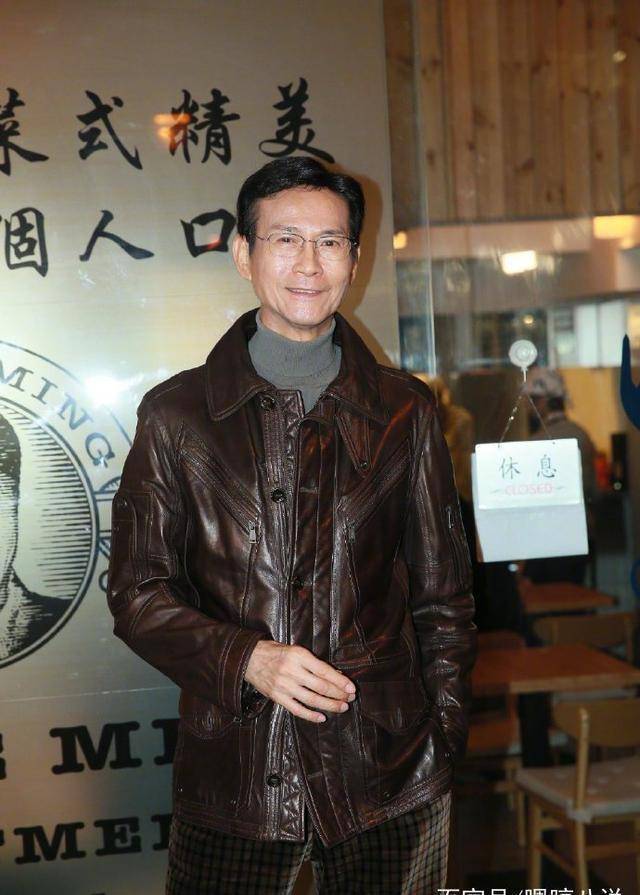 郑少秋为朋友餐厅开业捧场,腰杆笔直仪态满分,帅气不减当年_角色_气质