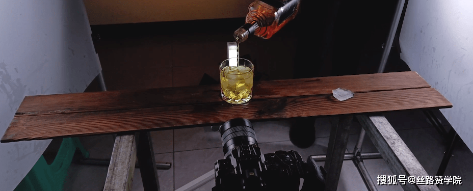 拍摄的时候,需要向酒杯中快速的倒酒.