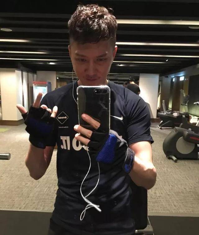 曾搞瘫微博的冯绍峰,靠健身俘获了自己生命中的女神_赵丽颖_患者_手臂