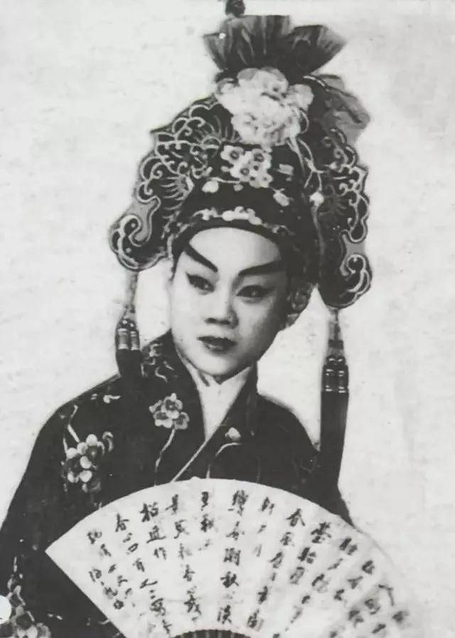从1943年开始,范瑞娟开始与傅全香合作,后又与袁雪芬合作,与她一道