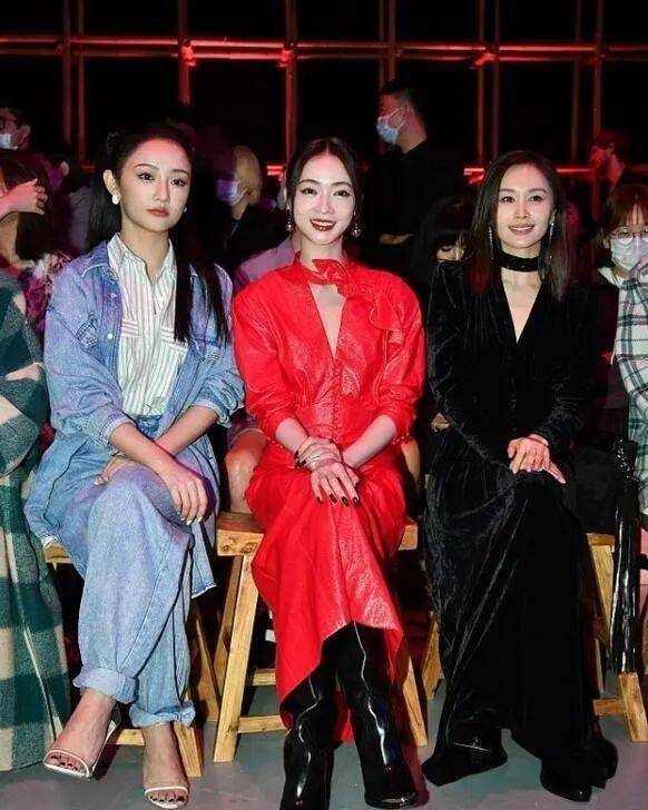 王子文和吴谨言都穿了深v领裙,一个明亮,一个华丽,差别一目了然