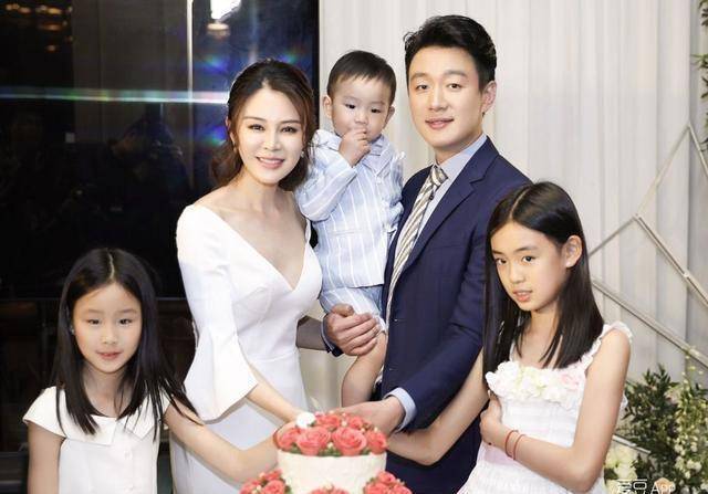 毕业后娶了老师为妻的佟大为,婚后11年没有绯闻,生活中恩爱幸福_关悦