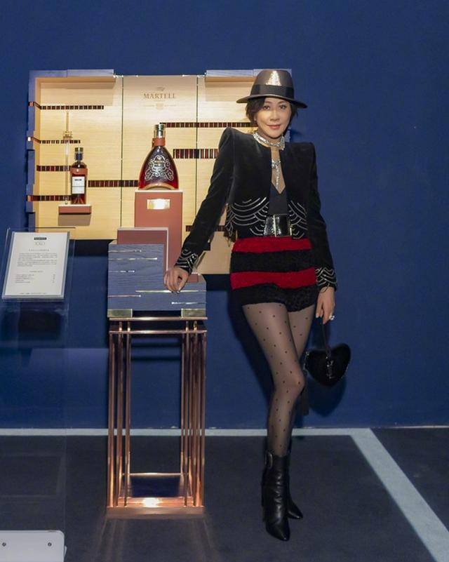 52岁李婉华风韵犹存,与17岁女儿同框更胜一筹,网友:姐妹花_普拉提