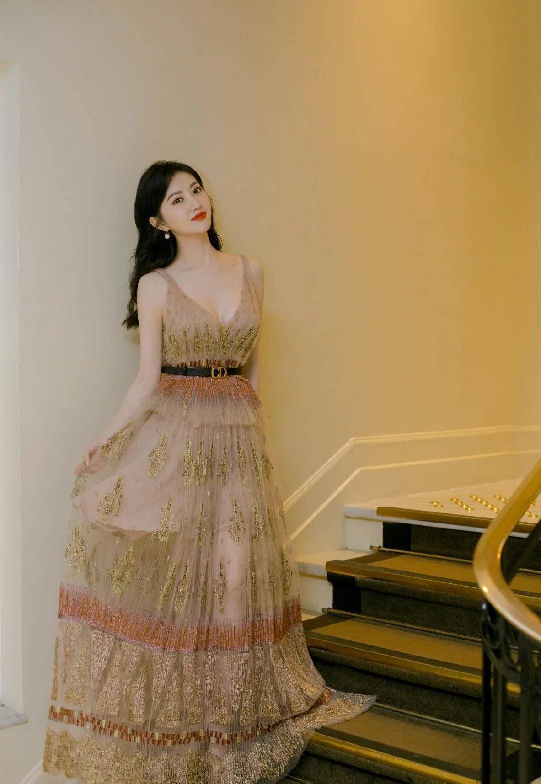 31岁景甜穿金色纱裙拍照,手提裙摆优雅减龄,淡妆嫩得像18岁_穿着_美女