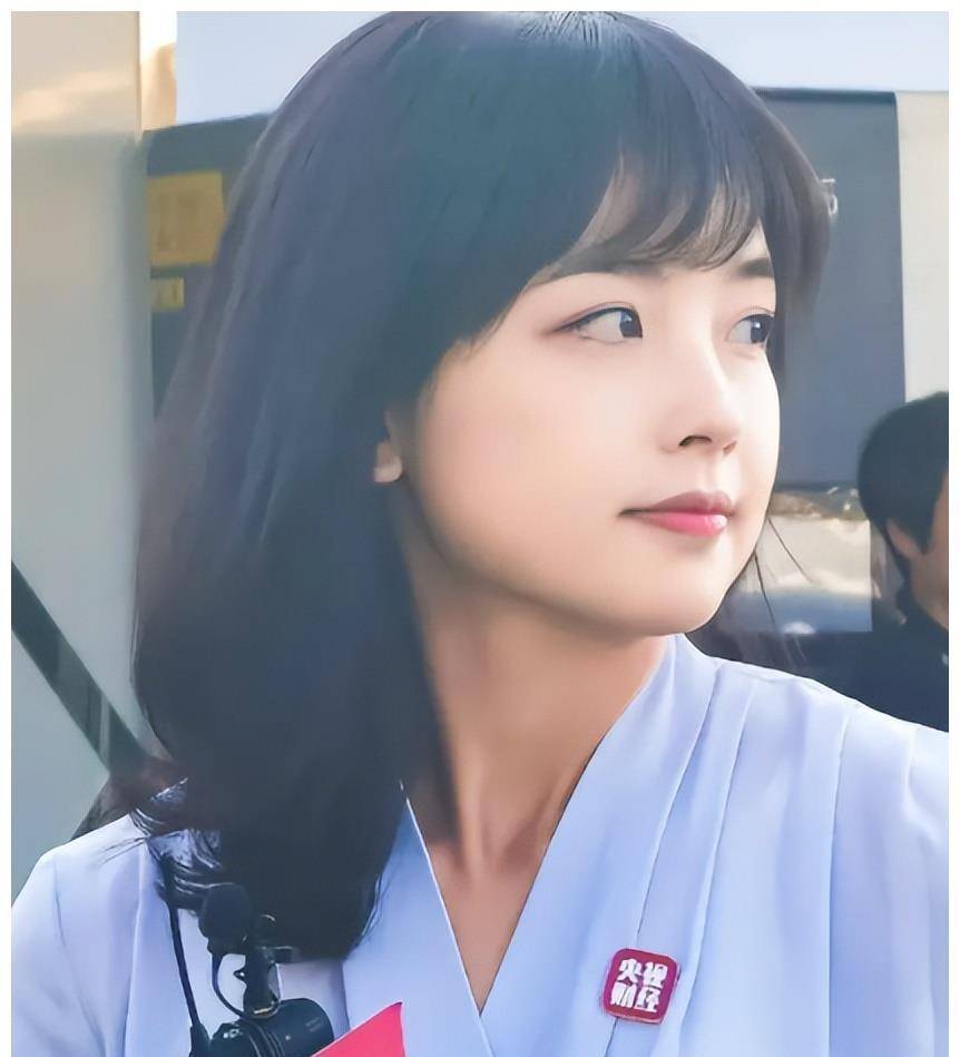 32岁王冰冰穿校服扮学生,身材消瘦颜值不如从前,受舆